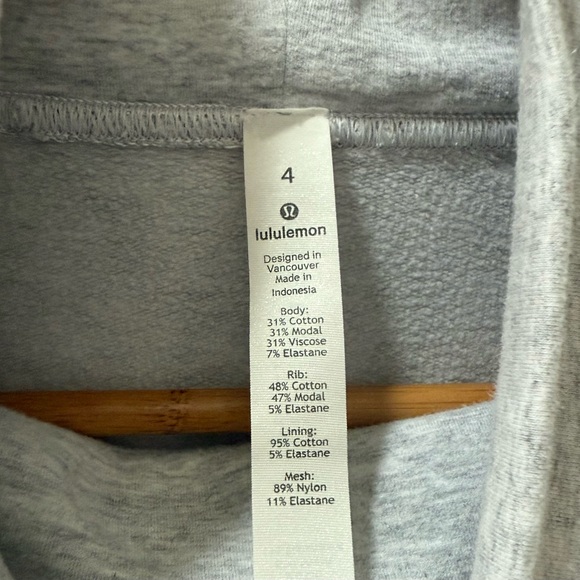 Lululemon Women’s Light Gray Oversized Turtleneck! Size 4! - Picture 3 of 5